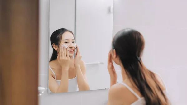 Potret Wanita Muda Yang Cantik Mencuci Wajahnya Kamar Mandi Rumah — Stok Foto