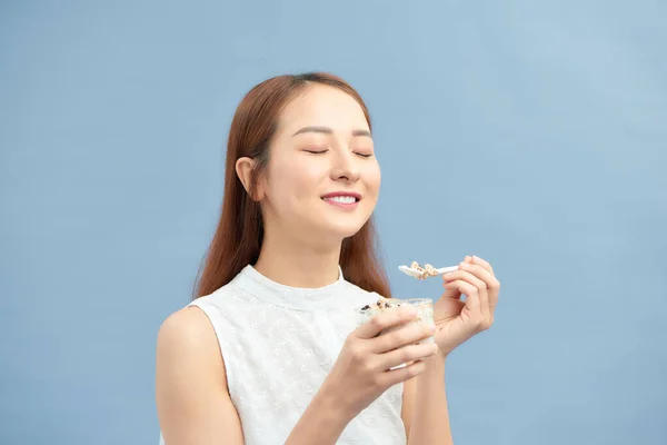 Sorrindo Menina Tendo Sobremesa Aveia Iogurte Para Café Manhã — Fotografia de Stock