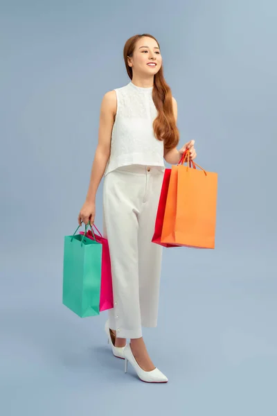 Mujeres Sosteniendo Bolsas Compras Sus Manos Sintiéndose Tan Feliz Aislada — Foto de Stock