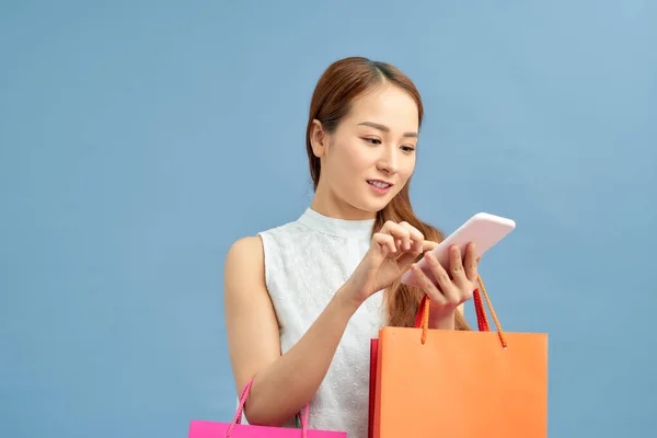 Boas Notícias Compras Menina Feliz Segurando Sacos Com Compras Sorrindo — Fotografia de Stock