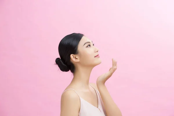 Azji Dziewczyna Idealny Świecące Skóry Nagie Naturalny Makijaż Pozowanie Różowym — Zdjęcie stockowe