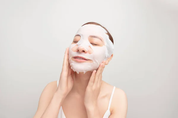 Máscara Facial Olhando Para Câmera Sobre Fundo Branco Procedimento Cosmético — Fotografia de Stock