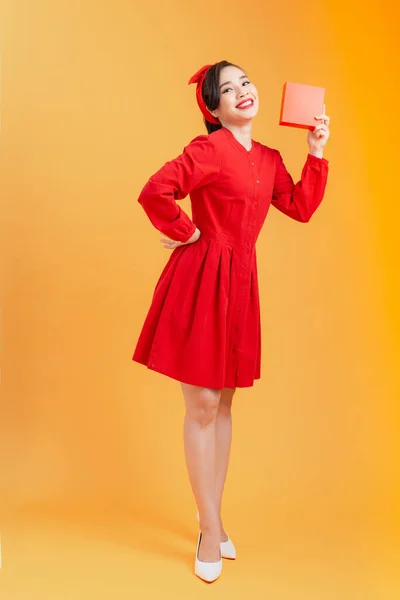 Gente Navidad Cumpleaños Vacaciones Concepto Mujer Joven Feliz Vestido Rojo — Foto de Stock