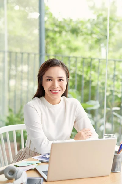Feliz Joven Asiática Chica Relajarse Sentado Escritorio Hacer Trabajo Internet —  Fotos de Stock