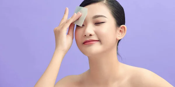 Vrouw Met Natuurlijke Gezicht Make Met Gezichtsolie Blotting Papier — Stockfoto