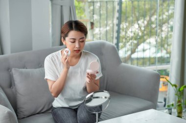 Makyaj malzemeleri olan kadın.