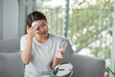 Makyaj malzemeleri olan kadın.