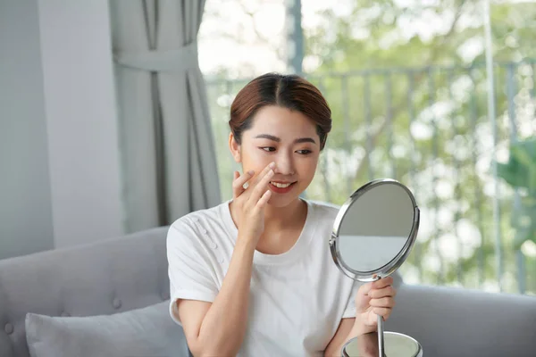 관리를 피부를 아름다운 여성의 초상화 거울에 아름다운 — 스톡 사진