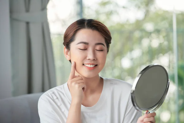 Wanita Cantik Dengan Cermin Menyentuh Kulit Wajahnya Ruang Tamu — Stok Foto
