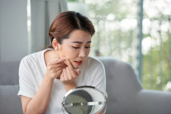 Bouleversé Stressé Femme Acné Triste Avec Problème Peau Serre Bouton — Photo