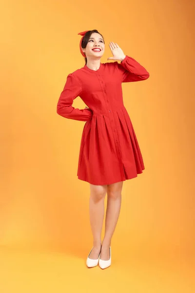 Χαμογελώντας Όμορφη Νεαρή Γυναίκα Κομψό Κόκκινο Φόρεμα Κρατά Χέρια Στο — Φωτογραφία Αρχείου