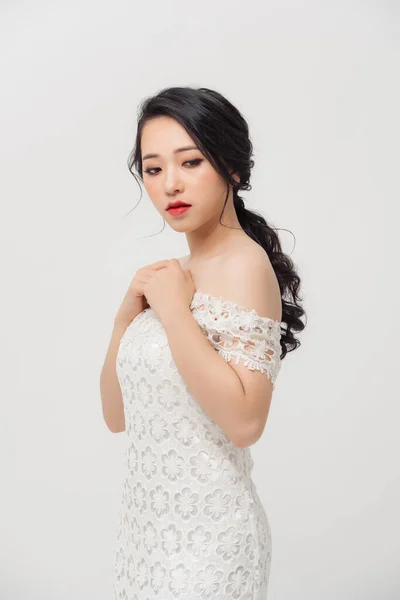 穿着白衣的优雅的年轻亚洲女人的快乐肖像 时尚观念 — 图库照片