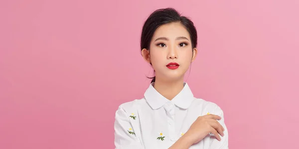 漂亮纤细的年轻亚洲人在粉色背景上孤立无援 — 图库照片