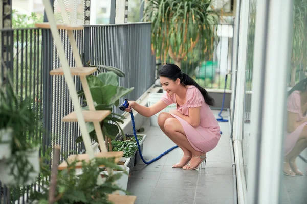 Donna Che Innaffia Pianta Contenitore Sul Giardino Sul Tetto — Foto Stock