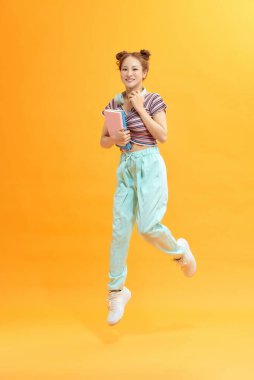 Kaçan sıradan bir kız öğrenci. sarı arkaplanda izole