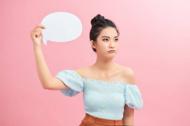 Pembe arka planda izole edilmiş gözlüklerle boş mesaj baloncuğu tutan genç kızın portresi
