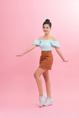 Stüdyoda pembe bir geçmişi olan çekici bir kadının portresi.