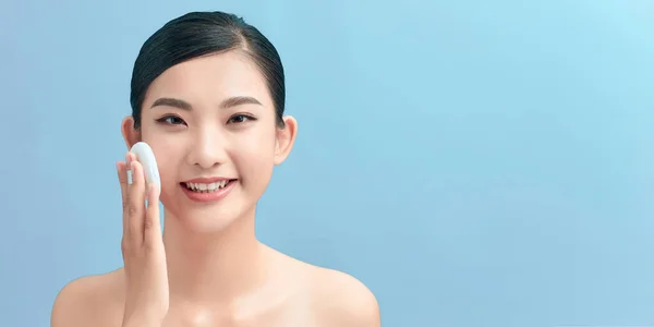 Wanita Cantik Mengoleskan Bubuk Kering Menggunakan Bantalan Kosmetik Kulit Wajahnya — Stok Foto