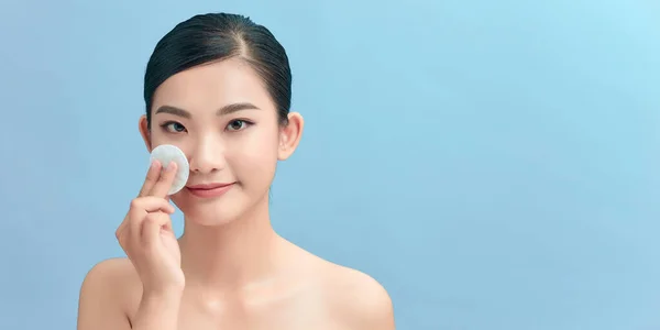 Азиатка Очищает Красивое Лицо Вытирая Хлопчатобумажной Салфеткой — стоковое фото