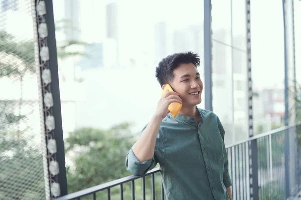 Hombre Feliz Hablando Teléfono Celular Pie Balcón Ciudad Día Verano — Foto de Stock
