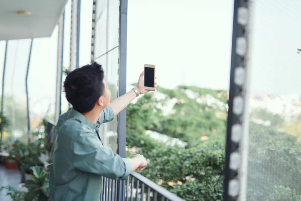 Jovem Ásia Homem Tomando Selfie — Fotografia de Stock