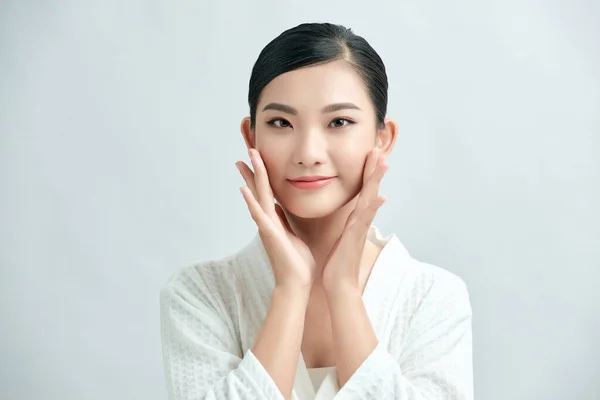 Asiatische Junge Schöne Frau Lächelt Und Berührt Ihr Gesicht Isoliert — Stockfoto