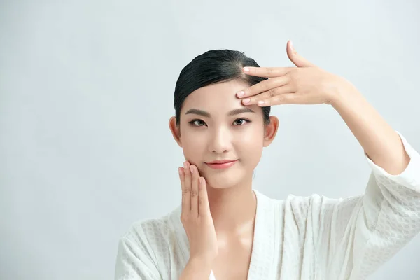 Schönheit Mädchenporträt Junge Natürliche Frau Mit Sauberem Gesicht Sitzt Weißem — Stockfoto