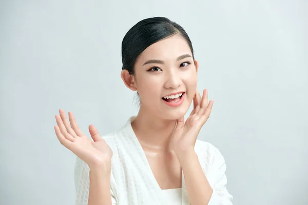 きれいな新鮮な肌で柔らかい頬の笑顔に触れる美しいアジアの若い女性幸福と肯定的な感情で陽気な — ストック写真