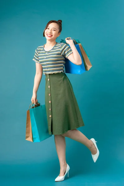 Arka Planda Rahat Süveter Giyen Bir Kadın Renkli Çantalarla Alışverişin — Stok fotoğraf