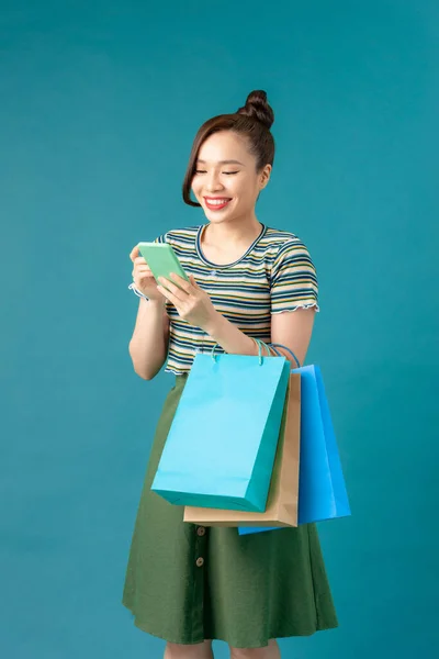 Kadın Alışveriş Çantasıyla Bekliyor Akıllı Telefona Bakıyor — Stok fotoğraf