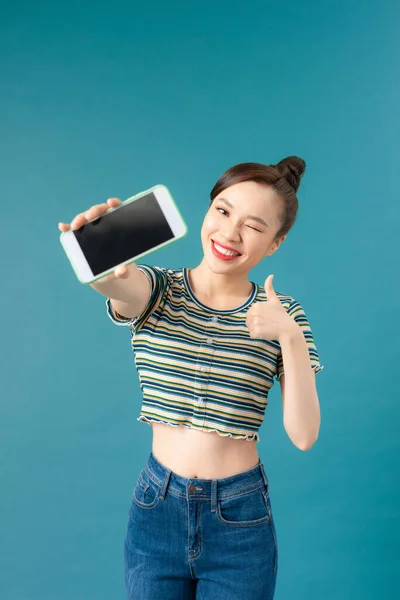 Joven Mujer Asiática Mostrar Pulgar Hacia Arriba Con Teléfono Móvil —  Fotos de Stock