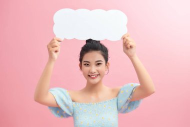 Beyaz baloncuk tutan genç, güzel bir kız mesaj için, pembe bir arka planda izole