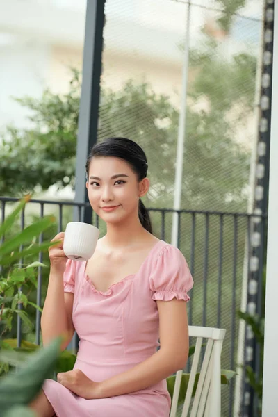 Jovem Mulher Bonita Relaxante Varanda Acolhedora Segurando Xícara Chá Café — Fotografia de Stock