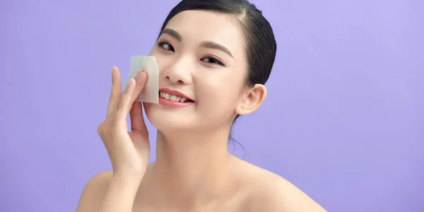 Belleza Cuidado Piel Mujer Sonrisa Uso Papel Borrado Aceite Facial — Foto de Stock