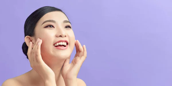 Hermosa Sonrisa Modelo Chica Asiática Con Maquillaje Natural Tocando Piel — Foto de Stock