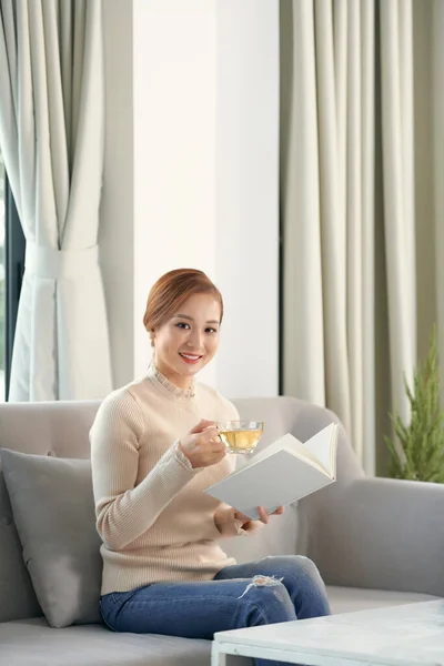Pretty Young Woman Relaxing Reading Book Comfortable Sofa Home — Stock Photo, Image