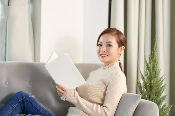 Mujer Joven Bonita Relajante Leyendo Libro Cómodo Sofá Casa —  Fotos de Stock