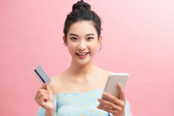 Retrato Una Mujer Sonriente Con Tarjeta Crédito Teléfono Móvil Sobre —  Fotos de Stock