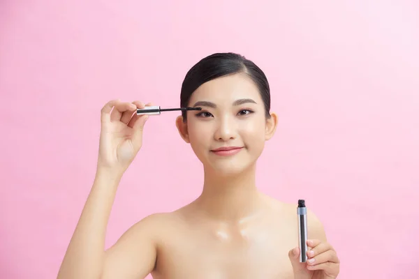 Mujer Joven Durante Sesión Maquillaje Aislado Rosa —  Fotos de Stock