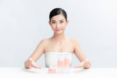 Kadın blogcunun cilt bakımını açıklamasına sevindim.