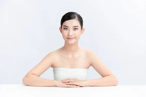 Schöne Gesichtspflege Schönheit Frau Isoliert Auf Weißem Hintergrund Asiatische Schönheit — Stockfoto