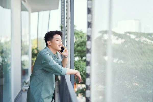 Asiático Hombre Hablando Smartphone Sonriendo Riendo Voz Alta Relajarse Balcón — Foto de Stock