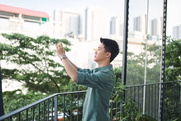 Homem Feliz Tirando Fotos Com Telefone Celular Livre Varanda — Fotografia de Stock