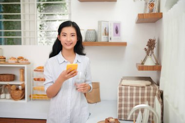 Mutlu Asyalı kız mesaj yazıyor.