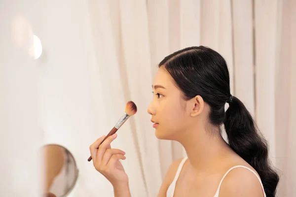 Belle Jeune Femme Appliquant Maquillage Près Miroir Dans Dressing — Photo