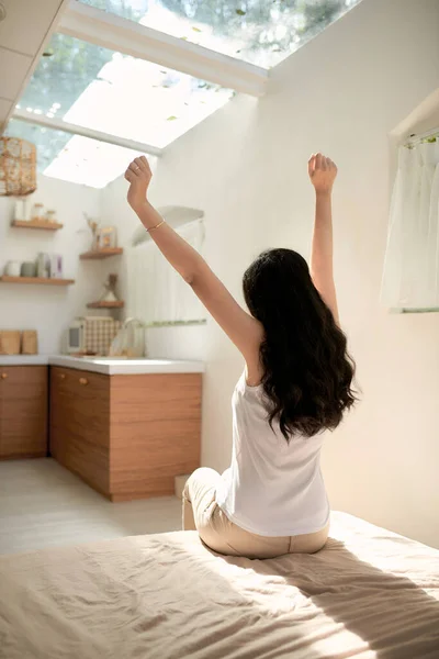 Mujer Estirándose Cama Después Despertar Vista Trasera — Foto de Stock