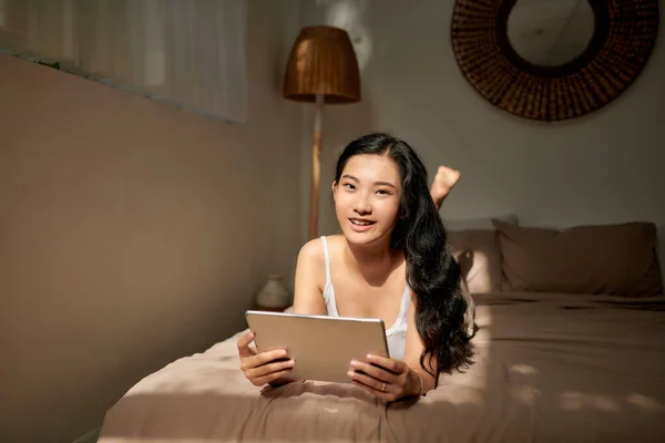 Mulher Feliz Deitada Cama Com Computador Tablet Olhando Para Câmera — Fotografia de Stock