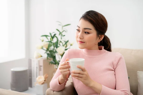 Mujer Joven Relajándose Sofá Bebiendo Una Taza Casa — Foto de Stock