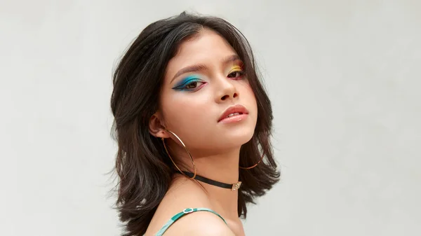 Skönhet Porträtt Attraktiv Ung Asiatisk Kvinna Med Ljusa Makeup Isolerad — Stockfoto