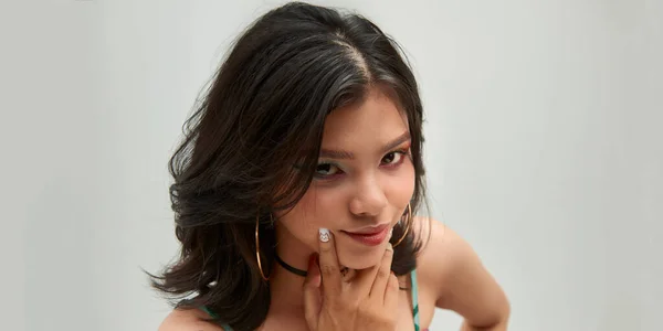 Bela Sensual Ásia Mulher Com Arco Íris Compõem — Fotografia de Stock